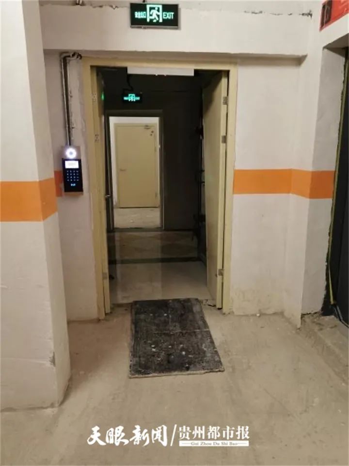 DƬ